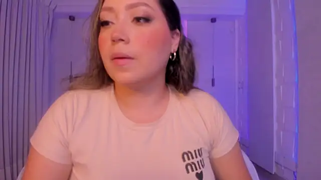 Snapshot of heidy_johns chatting on 10-21-25, 03:29 heidy johns online show from 10-21-25, 03:29