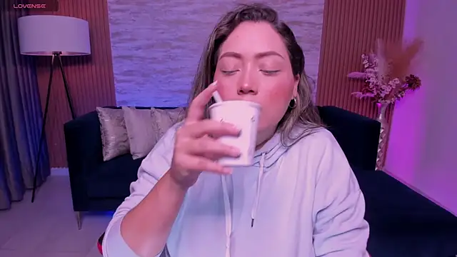 Snapshot of heidy_johns chatting on 11-04-25, 03:27 heidy johns online show from 11-04-25, 03:27