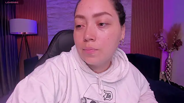 Snapshot of heidy_johns chatting on 11-18-25, 03:23 heidy johns online show from 11-18-25, 03:23