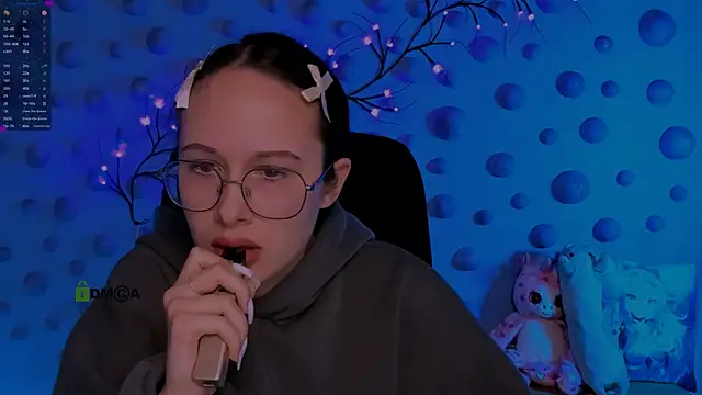 mona cloud online show from 12-18-25, 08:15