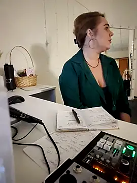 Snapshot of Juicy_PeachLux chatting on 03-16-25, 02:44 Juicy PeachLux online show from 03-16-25, 02:44