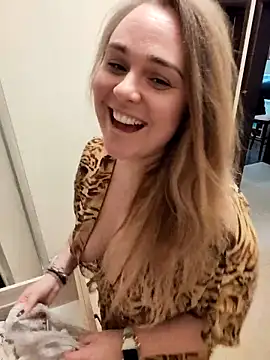 Snapshot of Juicy_PeachLux chatting on 10-10-25, 09:19 Juicy PeachLux online show from 10-10-25, 09:19