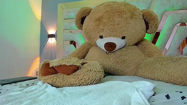 Snapshot of MaddyCrofft chatting on 03-17-25, 05:05 MaddyCrofft online show from 03-17-25, 05:05