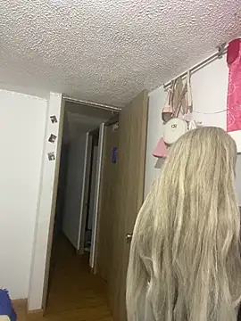 Mia cullen  online show from 11-10-25, 10:42