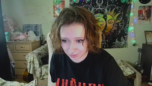 Snapshot of Lil_foxxx chatting on 10-07-25, 10:23 Lil foxxx online show from 10-07-25, 10:23