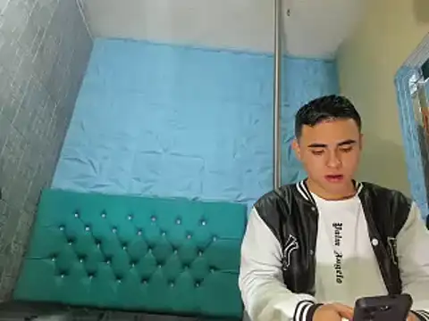 Snapshot of NohaCollens chatting on 03-08-25, 11:27 NohaCollens online show from 03-08-25, 11:27