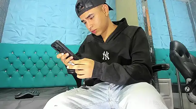 Snapshot of NohaCollens chatting on 03-19-25, 10:44 NohaCollens online show from 03-19-25, 10:44