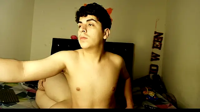 Snapshot of Kymberlyandlucas2 chatting on 10-23-25, 04:23 Kymberlyandlucas2 online show from 10-23-25, 04:23