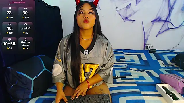 Snapshot of bella_warzon chatting on 10-15-25, 01:06 bella warzon online show from 10-15-25, 01:06