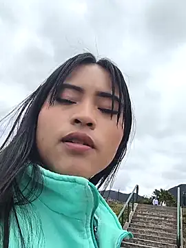 Snapshot of bella_warzon chatting on 10-17-25, 04:53 bella warzon online show from 10-17-25, 04:53