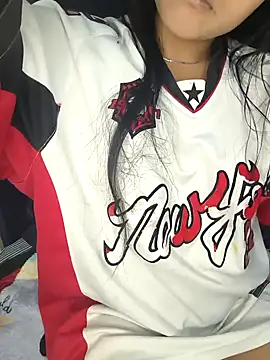 Snapshot of bella_warzon chatting on 10-18-25, 09:37 bella warzon online show from 10-18-25, 09:37