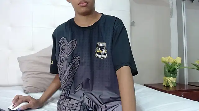 Snapshot of willow_smitt chatting on 10-08-25, 11:52 willow smitt online show from 10-08-25, 11:52