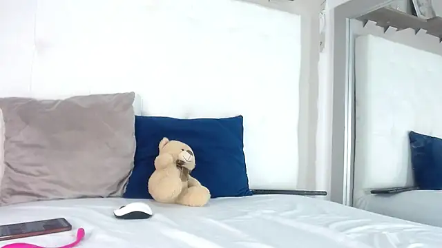 Snapshot of willow_smitt chatting on 10-28-25, 01:47 willow smitt online show from 10-28-25, 01:47