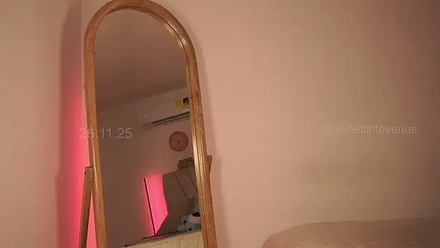 Snapshot of sweetlittlevenus chatting on 11-26-25, 09:27 sweetlittlevenus online show from 11-26-25, 09:27