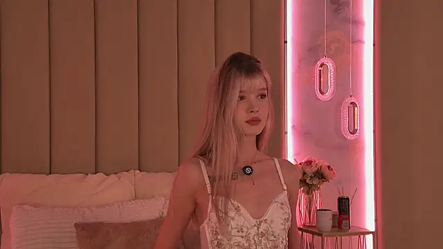 Snapshot of BellaSecrett chatting on 09-14-25, 02:38 BellaSecrett online show from 09-14-25, 02:38