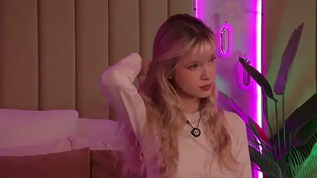 Snapshot of BellaSecrett chatting on 11-26-25, 03:51 BellaSecrett online show from 11-26-25, 03:51