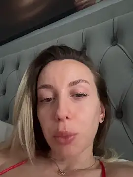 Snapshot of AlexisWhit chatting on 10-23-25, 07:18 AlexisWhit online show from 10-23-25, 07:18