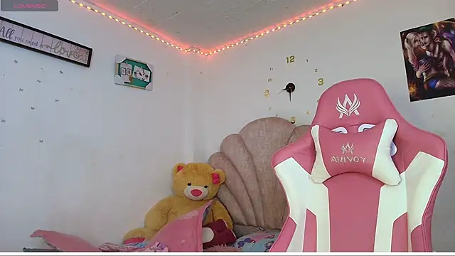 Snapshot of charlotte_walker1 chatting on 04-22-26, 10:22 charlotte walker1 online show from 04-22-26, 10:22