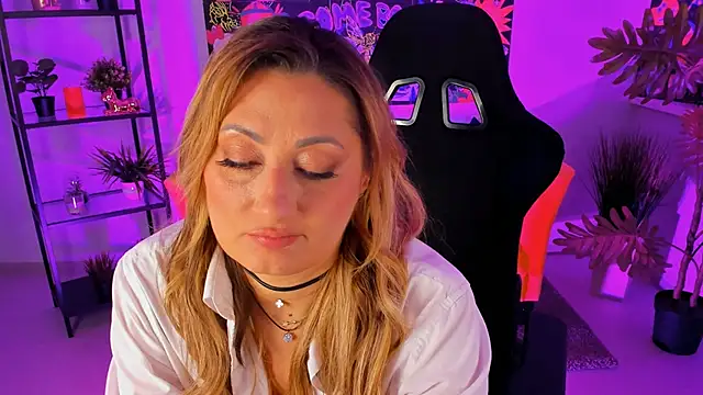 Snapshot of SarahAlluring chatting on 03-17-25, 03:07 SarahAlluring online show from 03-17-25, 03:07