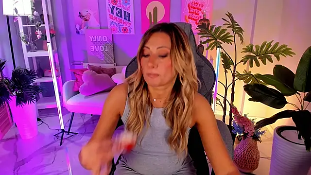 Snapshot of SarahAlluring chatting on 09-22-25, 01:35 SarahAlluring online show from 09-22-25, 01:35