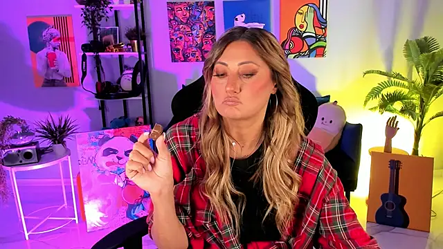 Snapshot of SarahAlluring chatting on 10-11-25, 12:15 SarahAlluring online show from 10-11-25, 12:15