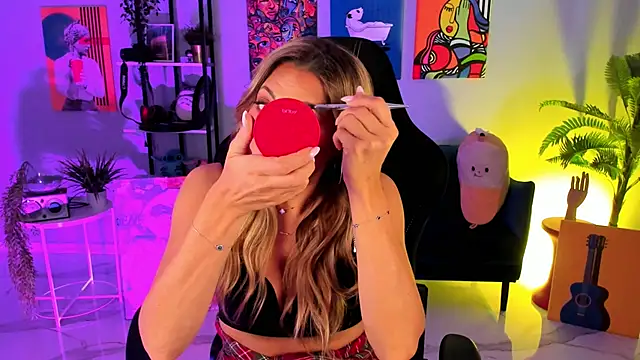 Snapshot of SarahAlluring chatting on 10-31-25, 12:39 SarahAlluring online show from 10-31-25, 12:39