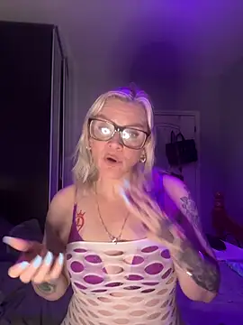 Snapshot of Curvy-Cleo chatting on 02-02-26, 07:45 Curvy-Cleo online show from 02-02-26, 07:45