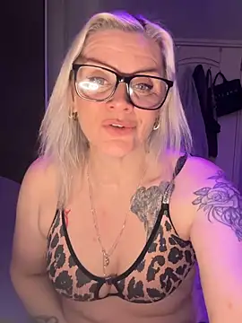 Snapshot of Curvy-Cleo chatting on 02-03-26, 11:26 Curvy-Cleo online show from 02-03-26, 11:26