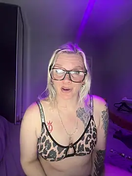 Snapshot of Curvy-Cleo chatting on 02-11-26, 09:09 Curvy-Cleo online show from 02-11-26, 09:09