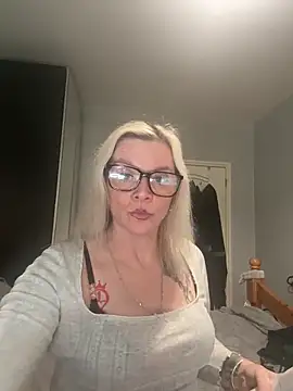 Snapshot of Curvy-Cleo chatting on 02-12-26, 12:11 Curvy-Cleo online show from 02-12-26, 12:11