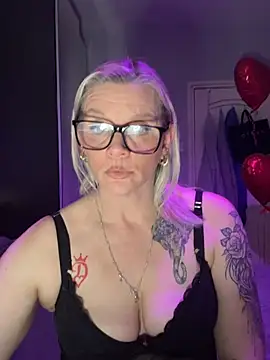 Snapshot of Curvy-Cleo chatting on 02-15-26, 09:44 Curvy-Cleo online show from 02-15-26, 09:44