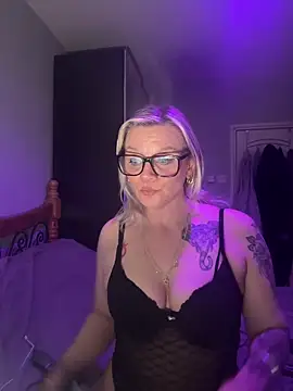 Snapshot of Curvy-Cleo chatting on 02-17-26, 09:43 Curvy-Cleo online show from 02-17-26, 09:43