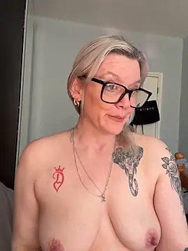 Snapshot of Curvy-Cleo chatting on 02-25-26, 10:47 Curvy-Cleo online show from 02-25-26, 10:47