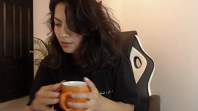 Snapshot of Asaray_T chatting on 06-11-26, 02:53 Asaray T online show from 06-11-26, 02:53