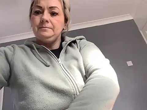 Snapshot of GoldenSquirter chatting on 03-13-25, 10:47 GoldenSquirter online show from 03-13-25, 10:47