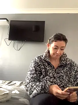 Snapshot of GoldenSquirter chatting on 11-28-25, 10:07 GoldenSquirter online show from 11-28-25, 10:07