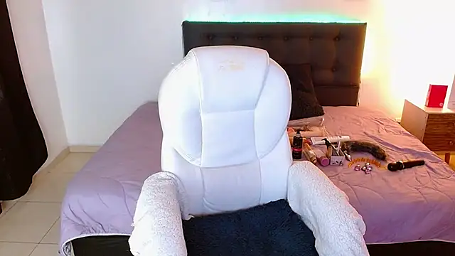 Snapshot of mia_velvet1 chatting on 11-28-25, 11:46 mia velvet1 online show from 11-28-25, 11:46