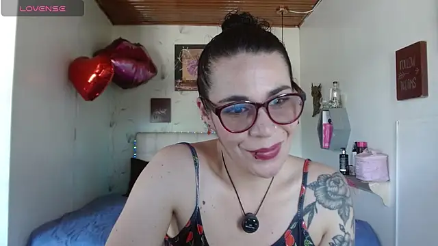 Snapshot of mia_velvet1 chatting on 04-26-26, 03:21 mia velvet1 online show from 04-26-26, 03:21