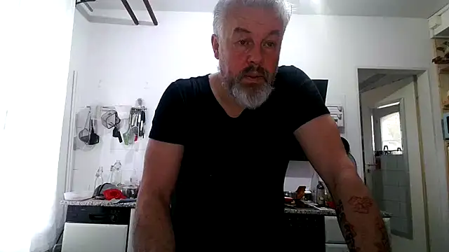 Snapshot of Berg_Boy chatting on 02-14-26, 08:22 Berg Boy online show from 02-14-26, 08:22