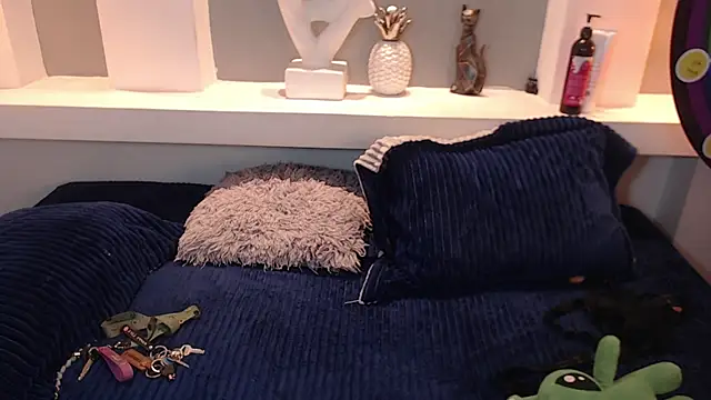 Snapshot of milu_w4llace chatting on 10-21-25, 11:38 milu w4llace online show from 10-21-25, 11:38