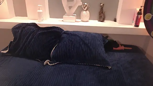 Snapshot of milu_w4llace chatting on 10-30-25, 04:36 milu w4llace online show from 10-30-25, 04:36