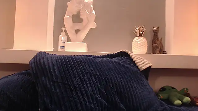 Snapshot of milu_w4llace chatting on 11-15-25, 08:05 milu w4llace online show from 11-15-25, 08:05