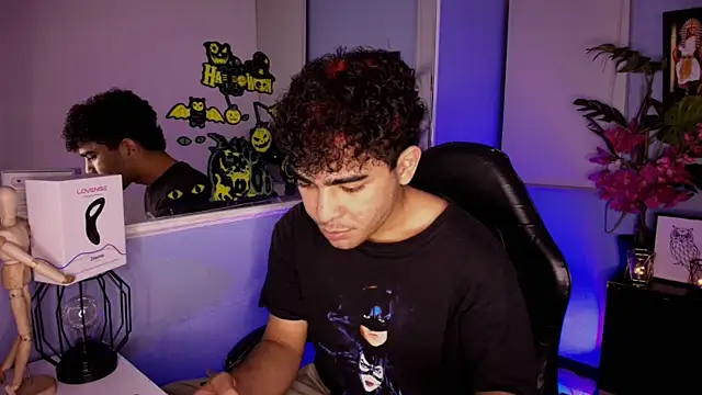 Snapshot of LucasCarterr_ chatting on 10-17-25, 12:47 LucasCarterr online show from 10-17-25, 12:47