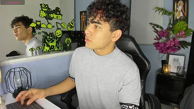 Snapshot of LucasCarterr_ chatting on 10-19-25, 04:02 LucasCarterr online show from 10-19-25, 04:02