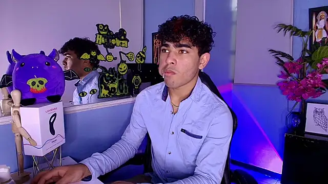 Snapshot of LucasCarterr_ chatting on 10-20-25, 10:21 LucasCarterr online show from 10-20-25, 10:21