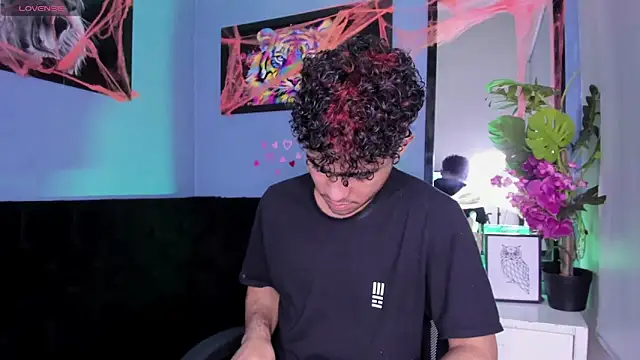 Snapshot of LucasCarterr_ chatting on 10-28-25, 05:11 LucasCarterr online show from 10-28-25, 05:11