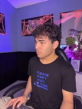 Snapshot of LucasCarterr_ chatting on 10-29-25, 04:15 LucasCarterr online show from 10-29-25, 04:15