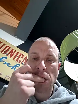 Snapshot of svenpfeifer chatting on 03-12-25, 03:02 svenpfeifer online show from 03-12-25, 03:02