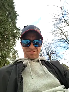 Snapshot of svenpfeifer chatting on 03-12-25, 12:15 svenpfeifer online show from 03-12-25, 12:15