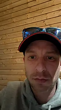 Snapshot of svenpfeifer chatting on 03-23-25, 12:15 svenpfeifer online show from 03-23-25, 12:15